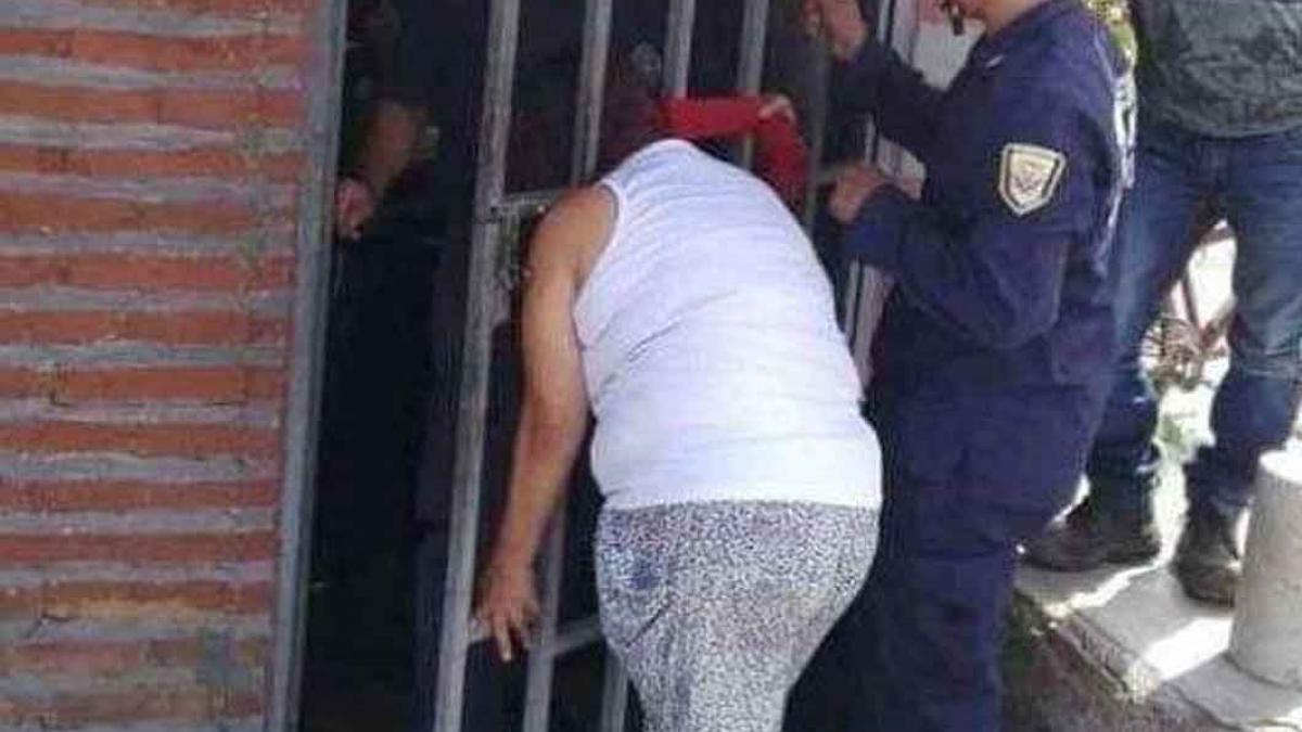 FOTOS Por Curiosa Mujer Se Queda Atorada En La Reja De Su Vecina