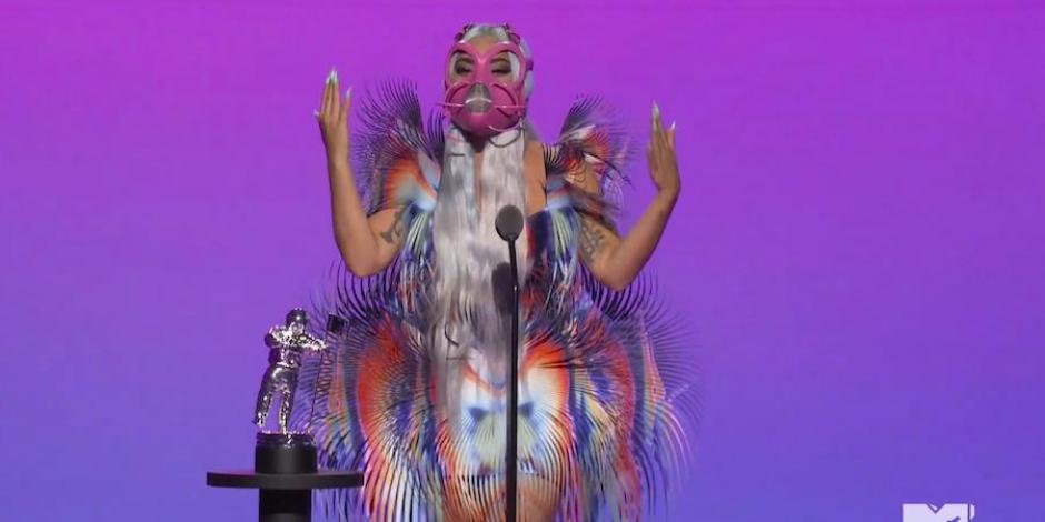 Lady Gaga lució atuendos futuristas, uno de ellos, del diseñador Iris Van Herpen.