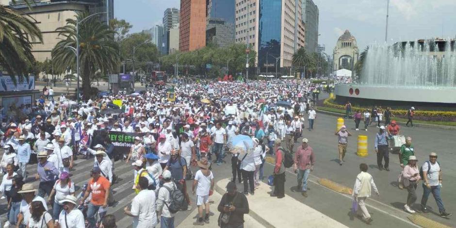 Miles de personas iniciaron una marcha en defensa de la Suprema Corte de Justicia de la Nación (SCJN) del Monumento a la Revolución al Zócalo de la Ciudad de México