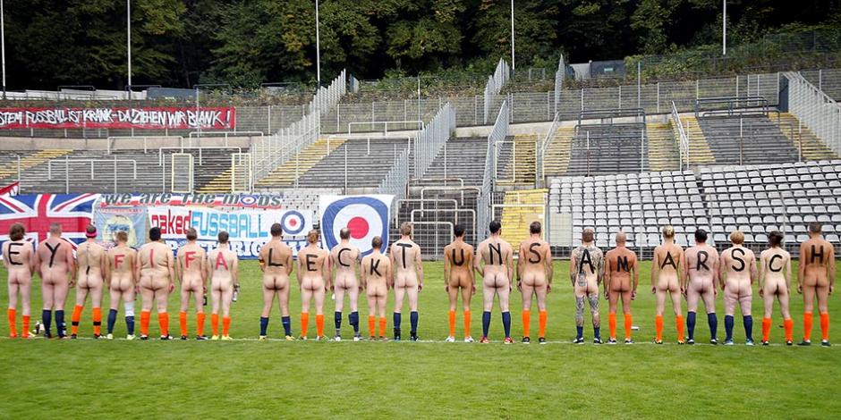 Futbolistas juegan desnudos en protesta contra la FIFA