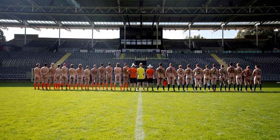 Futbolistas juegan desnudos en protesta contra la FIFA