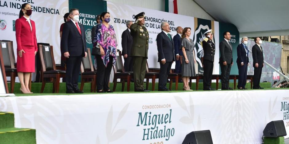 Al entonar el Himno Nacional mexicano para dar inicio al desfile militar 2020.
