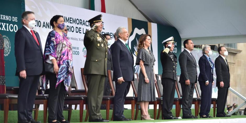 Durante el inicio desfile militar del 210 de aniversario de la Independencia de México, 