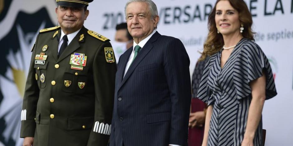 El Presidente Andrés Manuel López Obrador junto a su esposa, la Dra. Beatriz Gutiérrez Müller, y el titular de la Sedena, Luis Crescencio Sandoval.