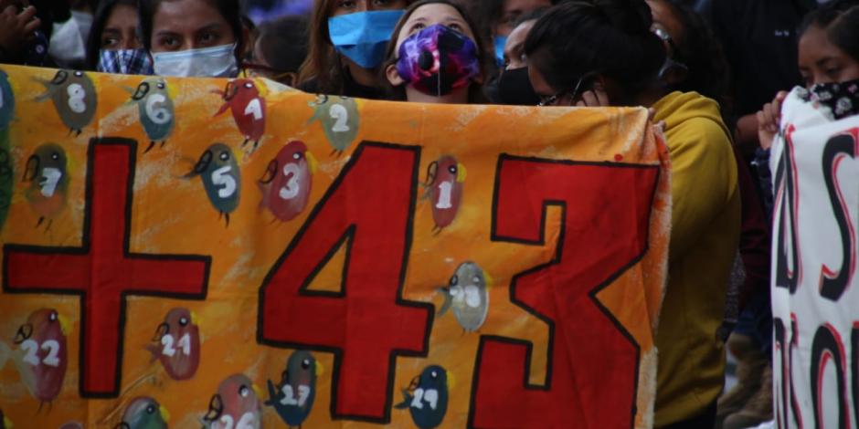 Familiares de los 43 normalistas de Ayotzinapa llegan a instalaciones de la FGR.