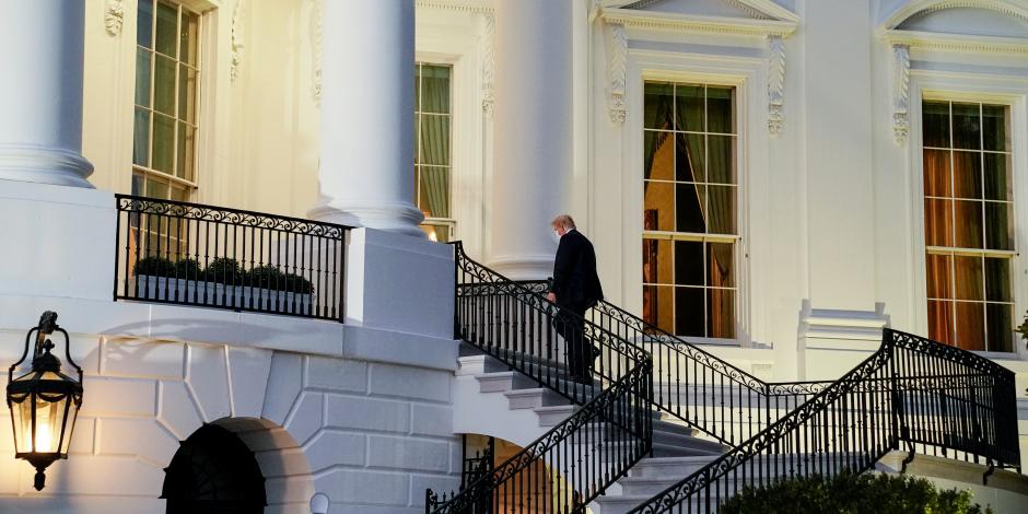 Donald Trump vuelve a la Casa Blanca tras internamiento por COVID-19.