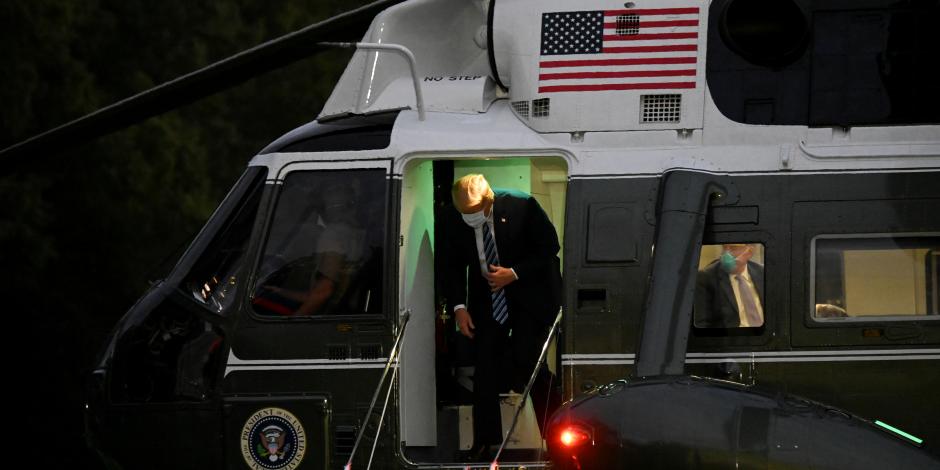 Donald Trump vuelve a la Casa Blanca tras internamiento por COVID-19.