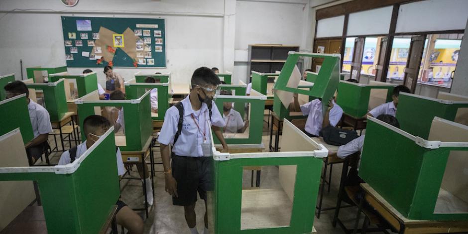 TAILANDIA: Aulas adaptadas con barreras y clases al aire libre son las alternativas que las escuelas asiáticas han tomado, teniendo en cuenta la alta población estudiantil.