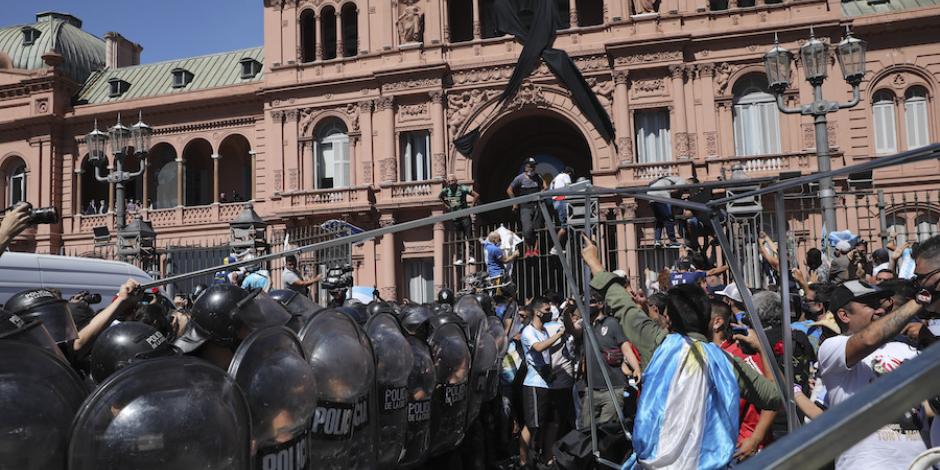 Aficionados y policías se enfrentan a las afueras de la sede del Poder Ejecutivo de Argentina.