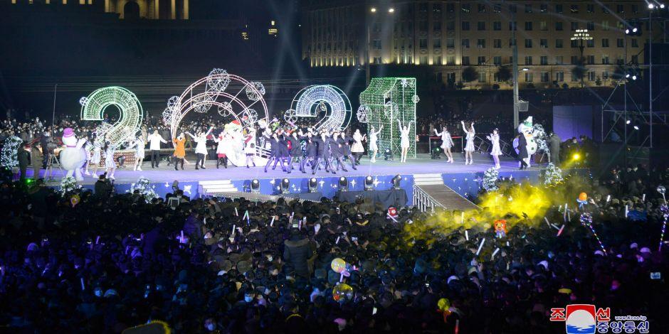 Personas asisten a las celebraciones del día de Año Nuevo en Pyongyang, Corea del Norte