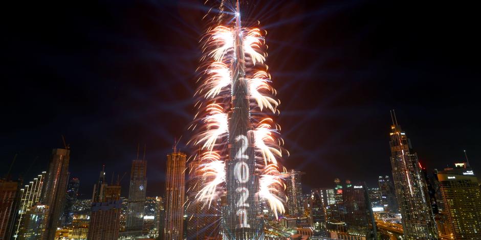 Fuegos artificiales estallan desde el Burj Khalifa, el edificio más alto del mundo, durante las celebraciones de Nochevieja en Dubai, Emiratos Árabes Unidos