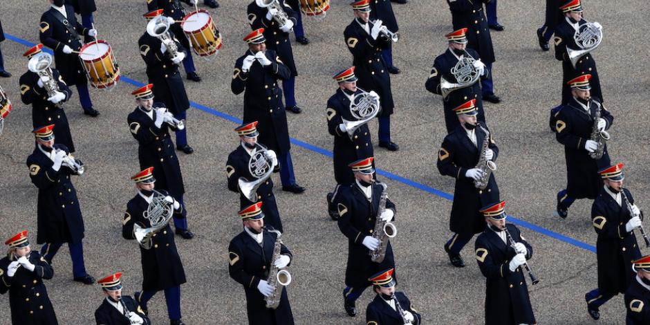 Integrantes de la banda de la Marina estadounidense marchan durante la ceremonia de inauguración.
