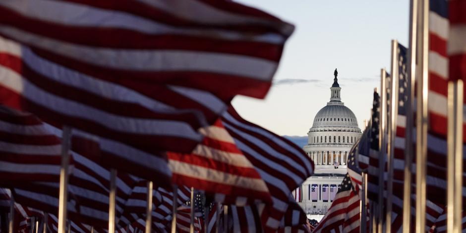 Miles de banderas estadounidenses se alinean desde el National Mall hasta el Capitolio.