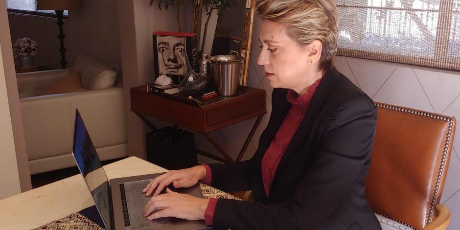 Karen Postlethwaite durante su registro en línea.