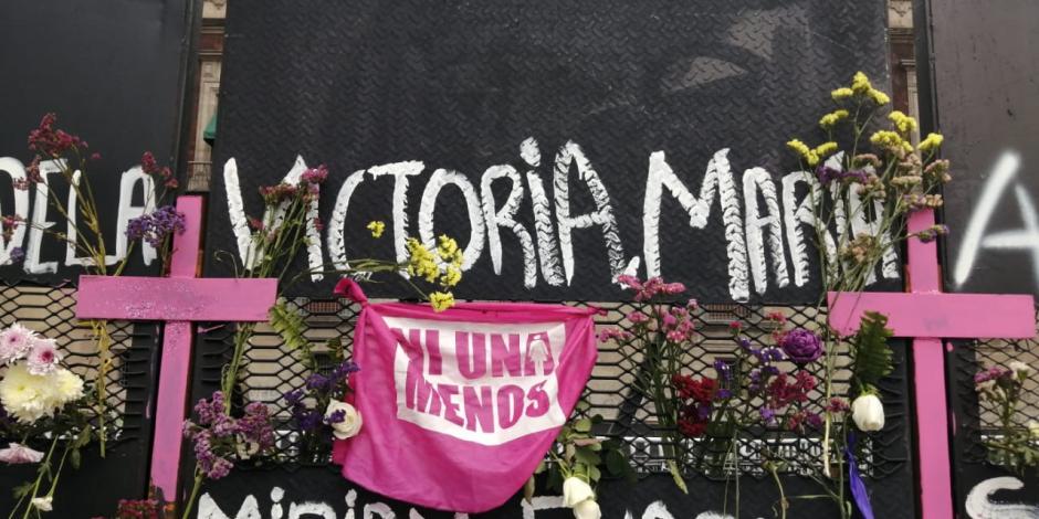 Mujeres tapizaron de flores, cruces y nombres de las víctimas de feminicidio al muro que rodea Palacio Nacional