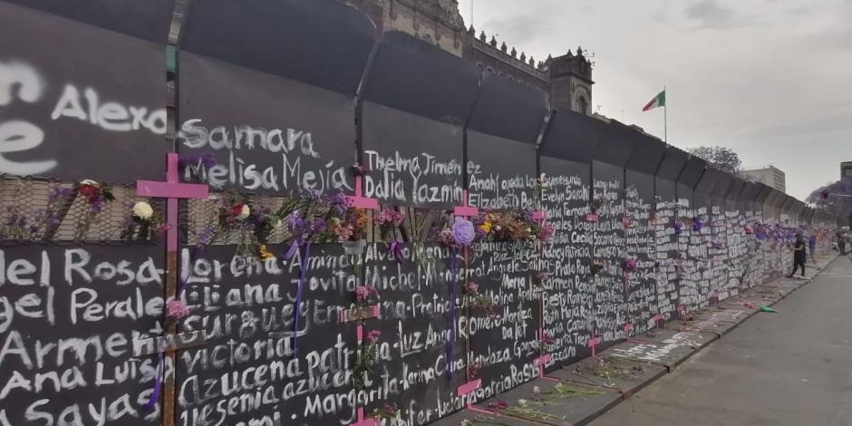 Mujeres y niñas acudieron al memorial que se formó en el muro que rodea Palacio Nacional