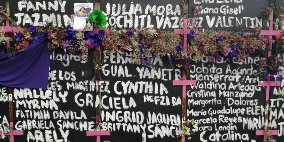 En ofrenda a las víctimas de feminicidio, mujeres colocaron una ofrenda en el muro que protege Palacio Nacional