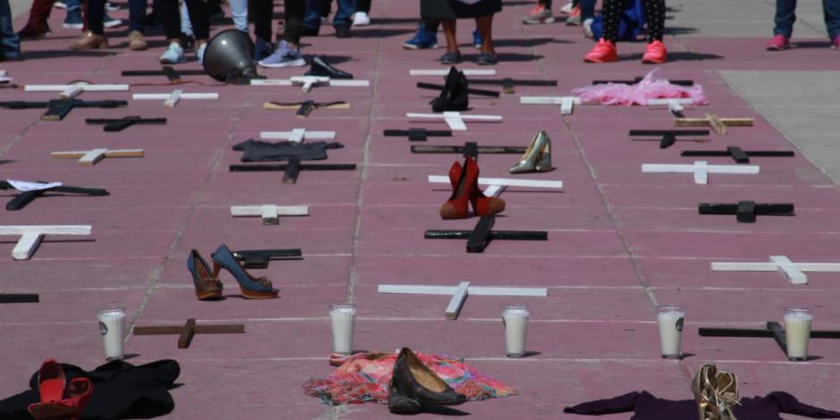 Colocaron zapatillas, vestidos y cruces como memorial para las víctimas de feminicidio.