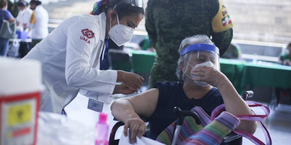Adultos mayores reciben vacuna AstraZeneca en alcaldía Cuauhtémoc.