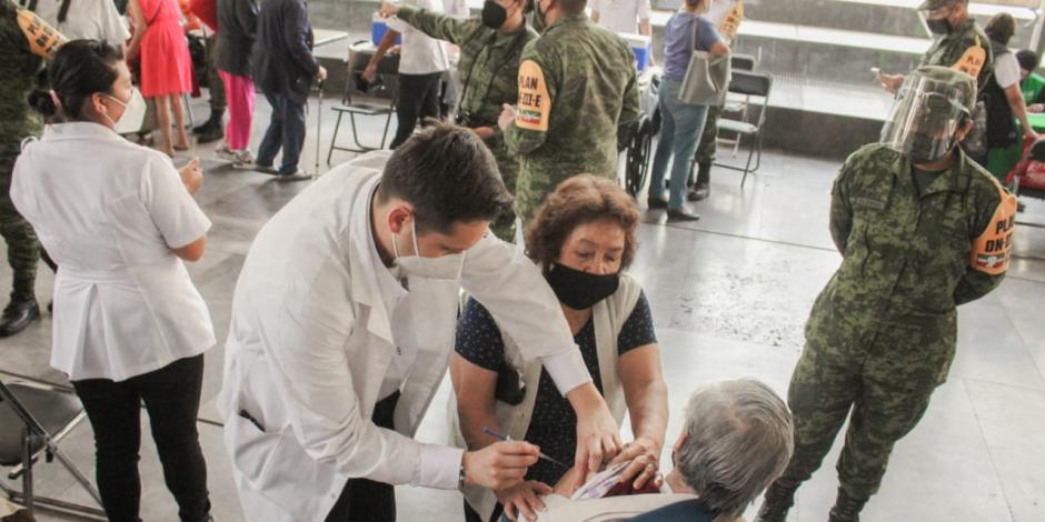 Adultos mayores reciben vacuna AstraZeneca en alcaldía Cuauhtémoc.