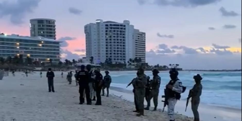 Integrantes de la Marina y de la Defensa acompañan a las autoridades estatales a desmantelar el lugar.