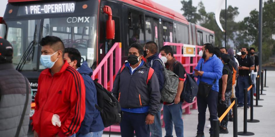 Usuarios toman la línea emergente del Metrobús en Tláhuac.