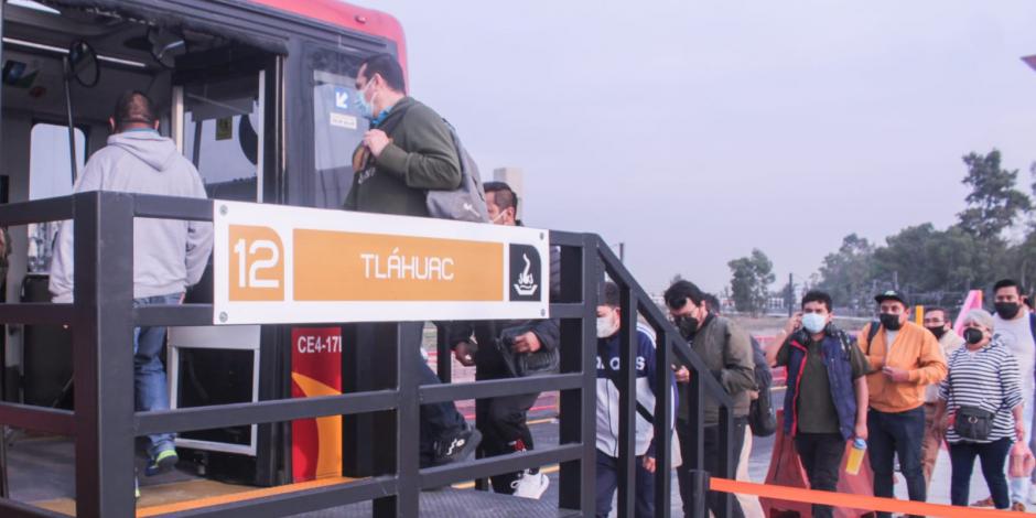 Usuarios toman la línea emergente del Metrobús en Tláhuac.