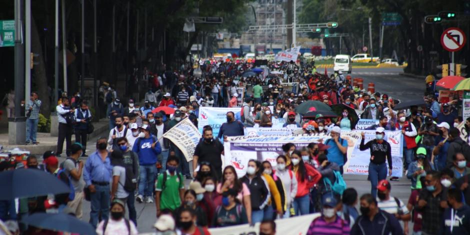 Maestros de la CNTE y padres de los 43 normalistas de Ayotzinapa marcharon este miércoles.