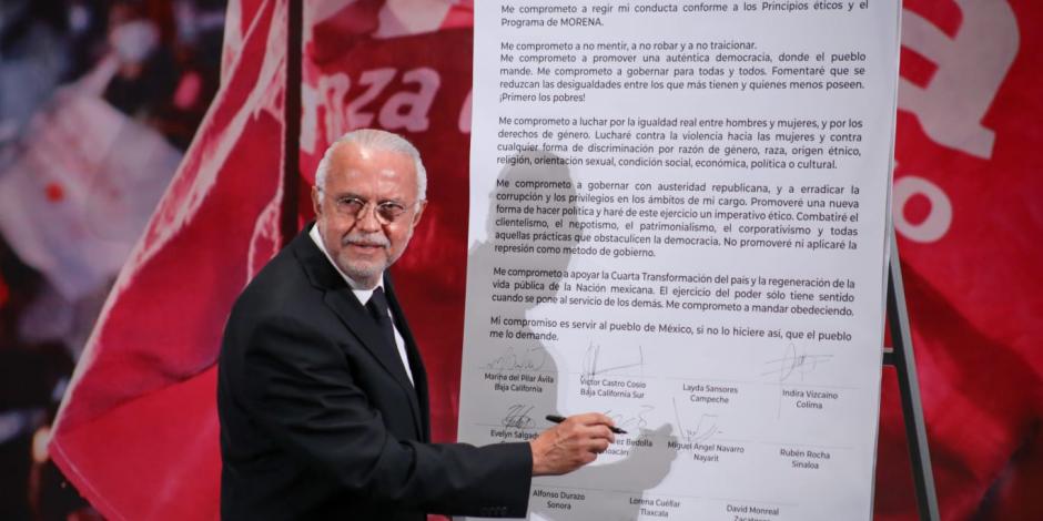 Miguel Ángel Navarro firma acuerdo de la Cuarta Transformación.