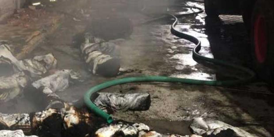 Bomberos apagan incendio en fábrica de Colchones en Tultitlán