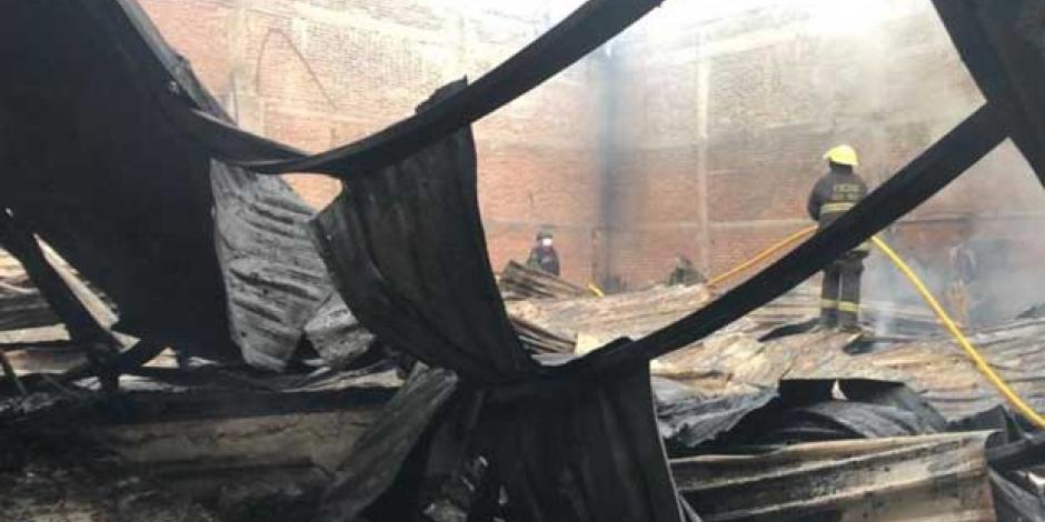 Bomberos apagan incendio en fábrica de Colchones en Tultitlán