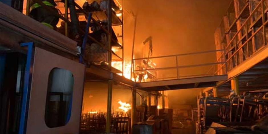 Bomberos controlan incendio en empresa de Tlalnepantla