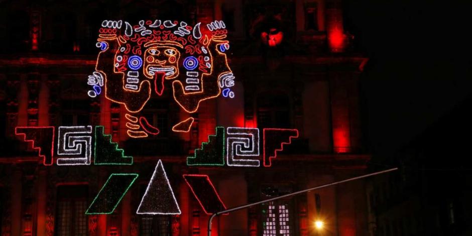 La decoración de la conmemoración de los 500 años de la caída de Tenochtitlan se compone de cuatro conjuntos luminosos en los edificios de Gobierno.