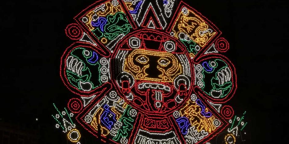 La decoración de la conmemoración de los 500 años de la caída de Tenochtitlan se compone de cuatro conjuntos luminosos en los edificios de Gobierno.