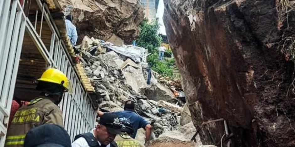 Grandes pedazos de roca cayeron sobre tres casas ubicadas en el Cerro del Chiquihuite, en Tlalnepantla, Estado de México,