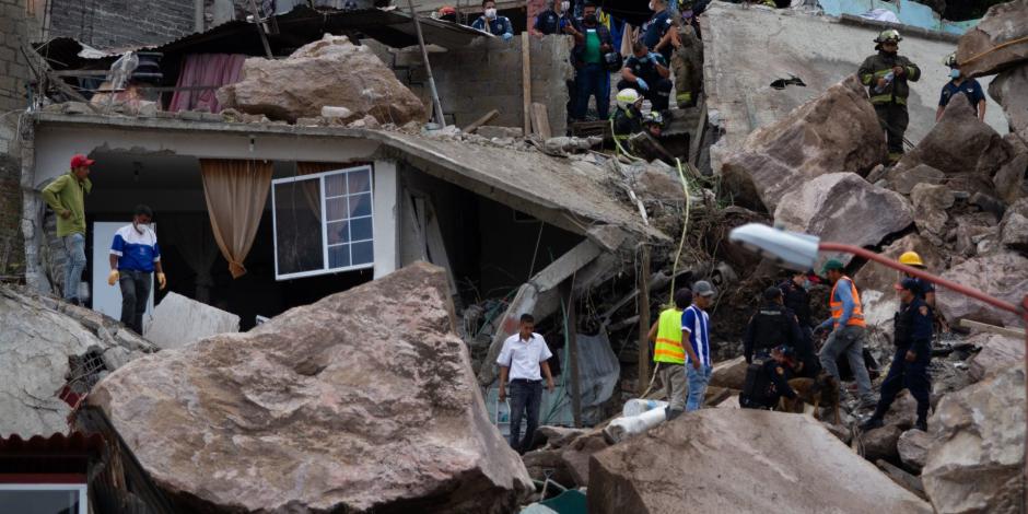 Inicio de las labores de auxilio tras el desgajamiento del Cerro del Chiquihuite, en Tlalnepantla, Estado de México