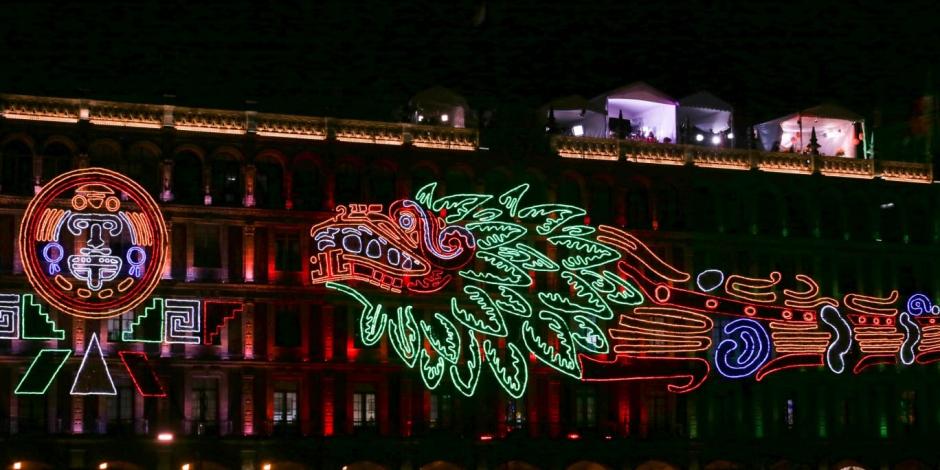 Aunque el Zócalo estuvo vacío esta noche, los edificios fueron iluminados con imágenes alusivas a la historia de México.