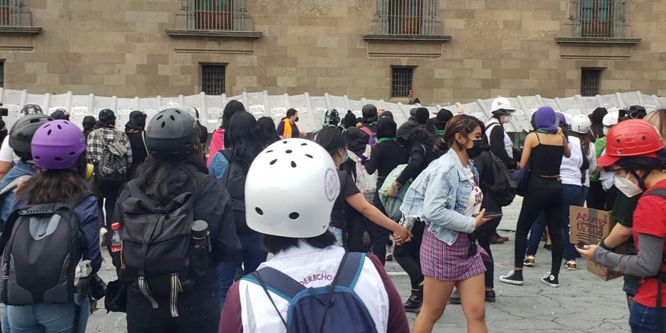 .Mujeres se concentran en la periferia de Palacio Nacional, la cual está custodiada por policías.