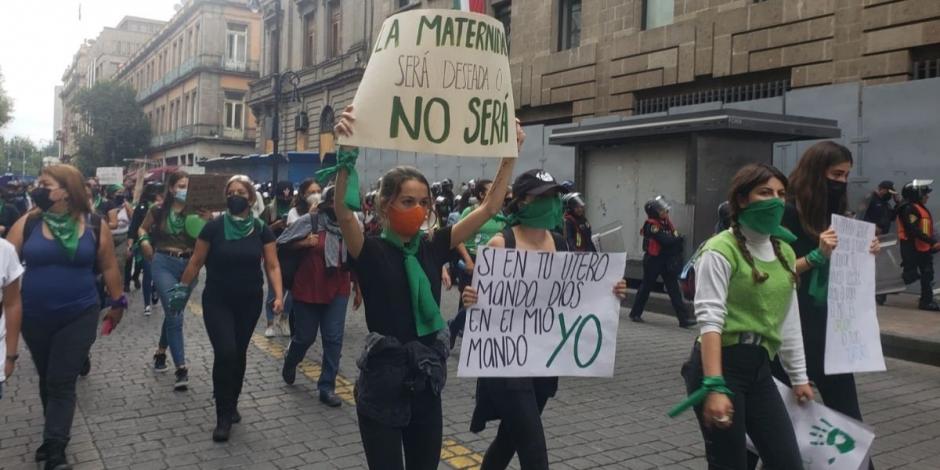 "La maternidad será deseada o no será", reza la pancarta de una mujer que marcha a favor del aborto legal y seguro.
