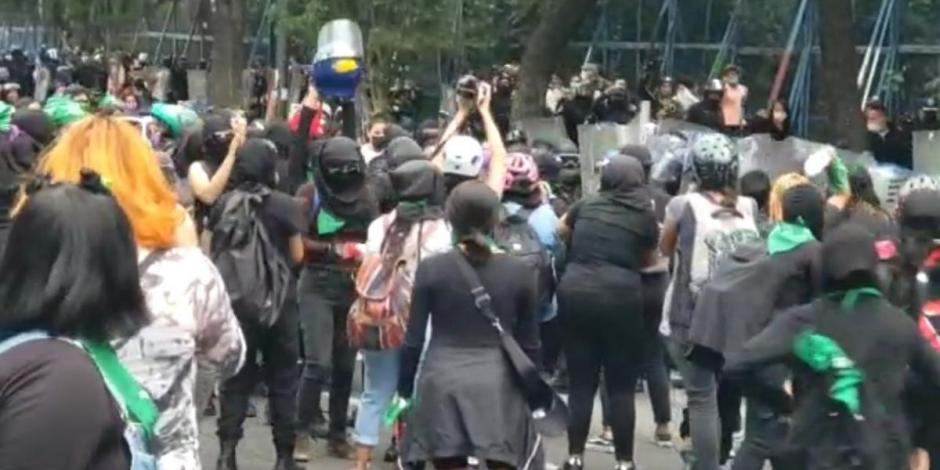 Se registraron enfrentamientos entre mujeres policías e integrantes de contigentens feministas; algunas incluso despojaron de su equipo de protección a las uniformadas.