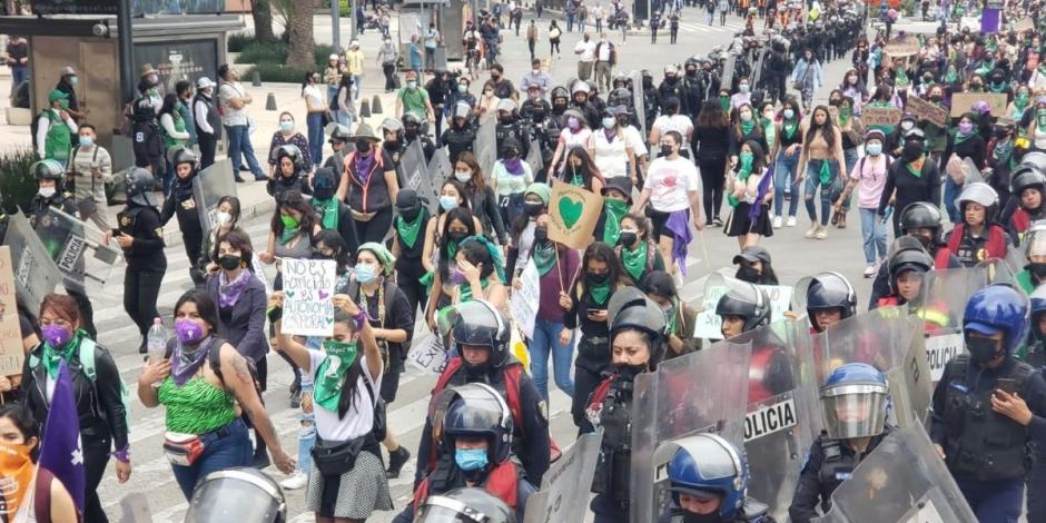 Contingentes feministas se dirigen al Zócalo capitalino durante la marcha por el aborto legal y seguro; son custodiadas por mujeres policías de la CDMX.