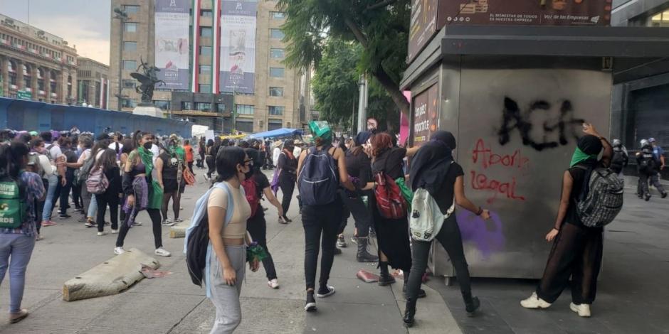 Algunas integrantes de los contingentes feministas realizaron intervenciones y destrozos en infraestructuras localizadas en el Centro Histórico de la CDMX.