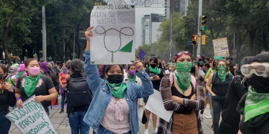 Mujeres protestan con pancartas en exigencia de que la interrupción del embarazo sea legal y segura.