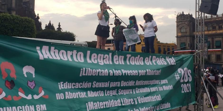 Contingentes feministas llegan al Zócalo capitalino.