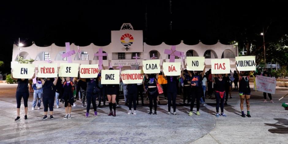 Cancún También en el balneario del Caribe mexicano se expresaron decenas de mujeres.