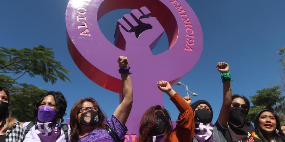Oaxaca Activistas develaron la Antimonumenta, en la Fuente de las Ocho Regiones.