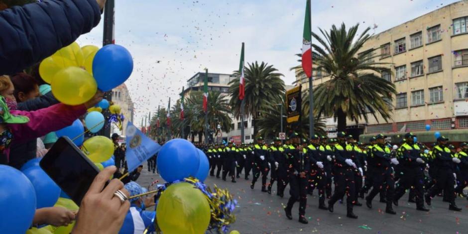 Más de 15 mil personas que lanzaron gritos, porras y felicitaciones y quienes portaban globos, serpentinas y pompones de colores, disfrutaron del paso de los contingentes.