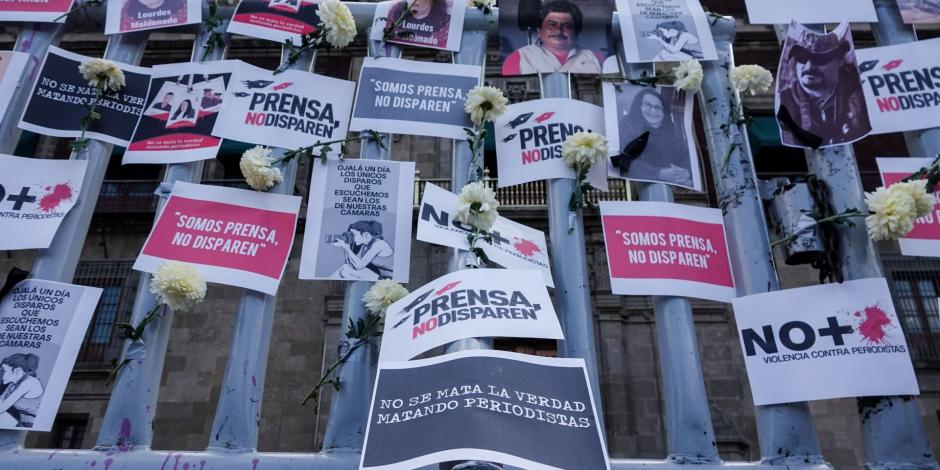 Periodistas colocaron un memorial frente a Palacio Nacional para protestar por los asesinatos de Margarito Martínez; Lourdes Maldonado y José Luis Gamboa en días pasados.