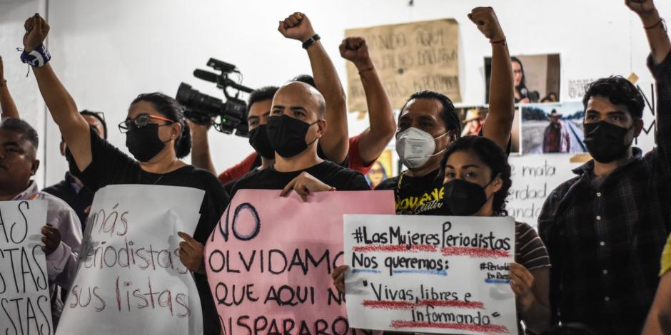 Periodistas se manifestaron para exigir un alto a las agresiones y asesinatos a periodistas en el Palacio Municipal de Benito Juárez, en Cancún.