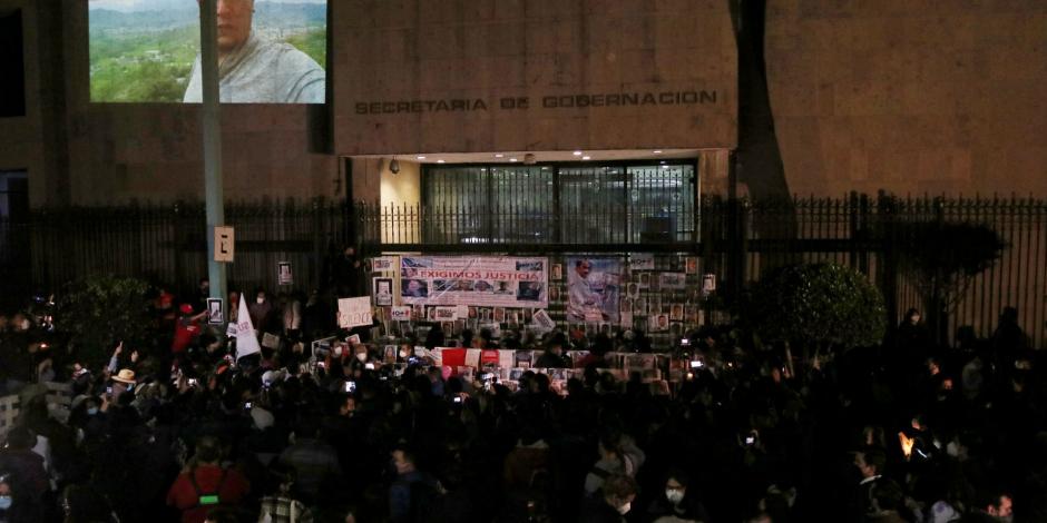 De manera Pacífica, periodistas de la Ciudad colocaron un memorial frente a las inmediaciones de la Secretaría de Gobernación para exigir que se esclarescan y haya justicia para las muertes de Margarito y Lourdes periodistas